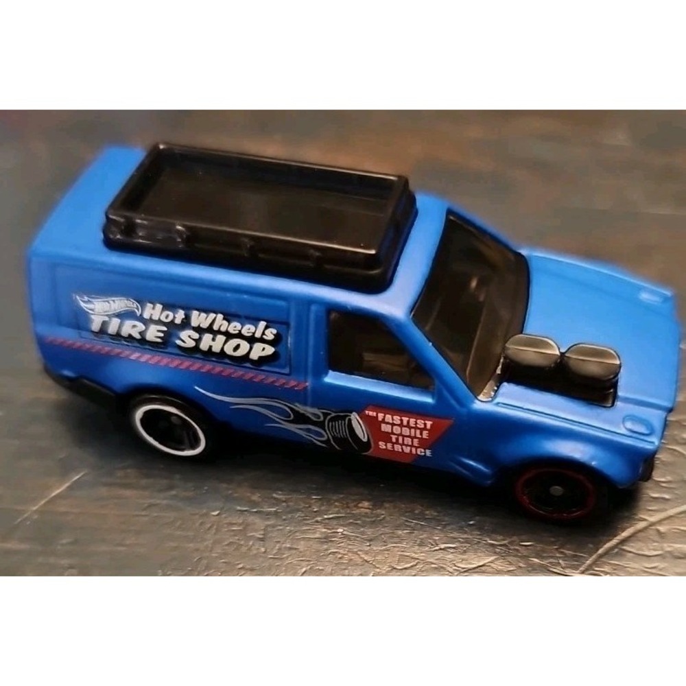 2017 HOT WHEELS TIME SHIFTER TIRE SHOP BLUE 1:64 DIECAST 2 7/8" CAR WITH RED